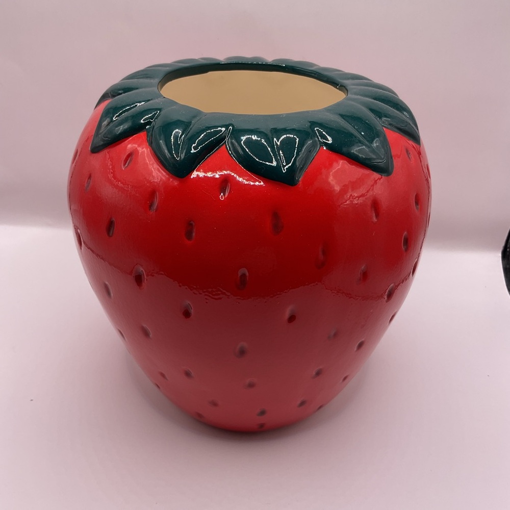 Room 2 Room NWOT Strawberry Shaped Planter Red/Green 6 inch x 6 inch x 6.42 inch